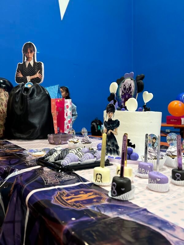 Mesa de cumpleaños con decoración temática