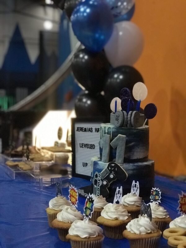 Torta y cupcakes de cumpleaños número 11