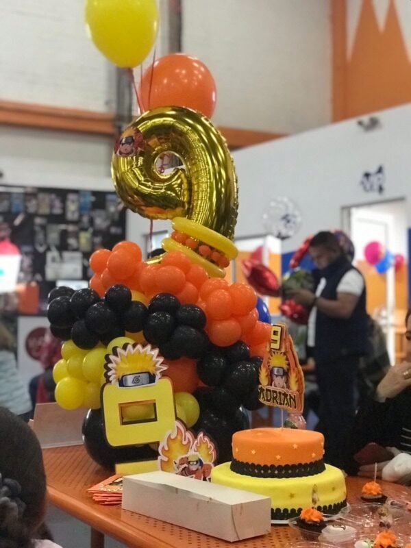 Globos y torta de cumpleaños número 9