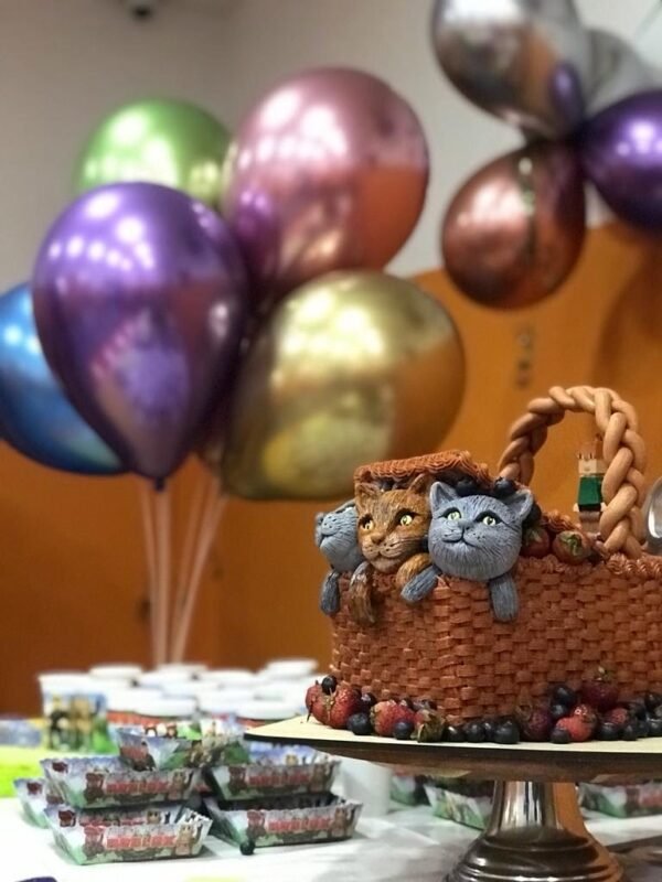 Torta de cumpleaños con globos metalizados